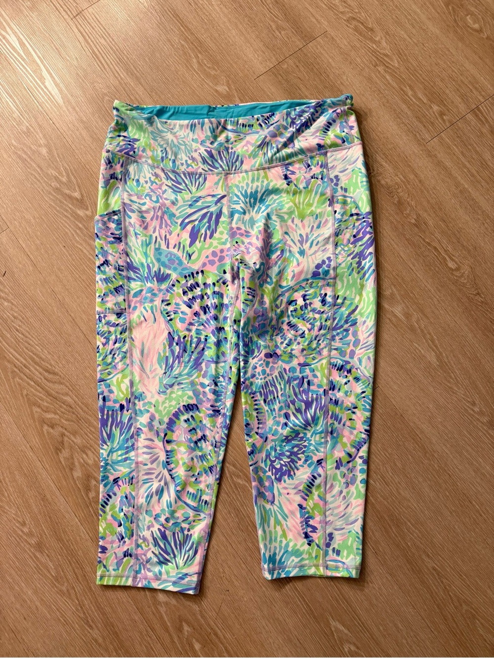 Lilly Pulitzer Luxletic 21" Weekender High Rise Crop Legging in Shell Of A Party